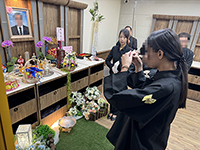 親屬照輩分依序向逝者上香