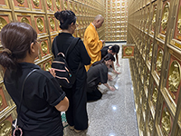 誦經師父引導家屬完成晉塔儀式